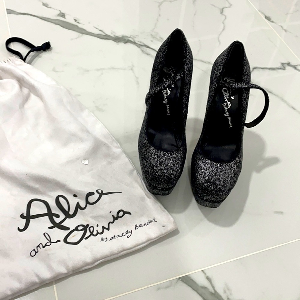 Alice + Olivia Round Toe Pumps